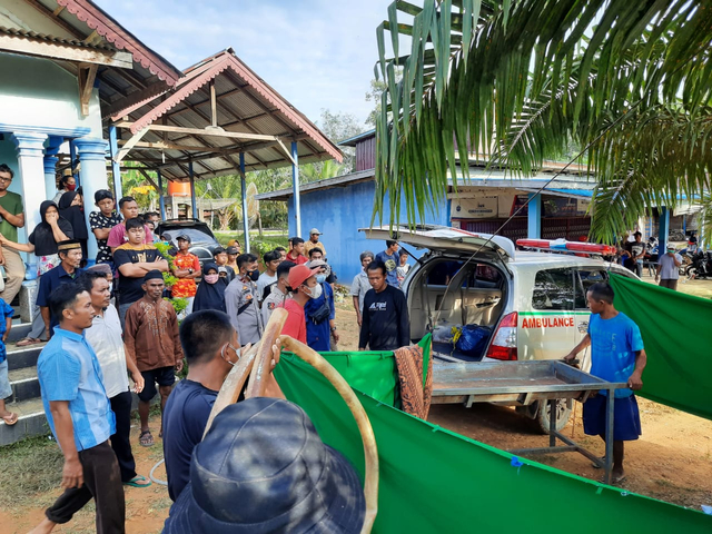 Jenazah Sugiyono dan cucunya Afsyia Amila Putri tiba di rumah duka di Desa Solam Raya menggunakan ambulans. Foto: Yusrizal/Hi!Pontianak