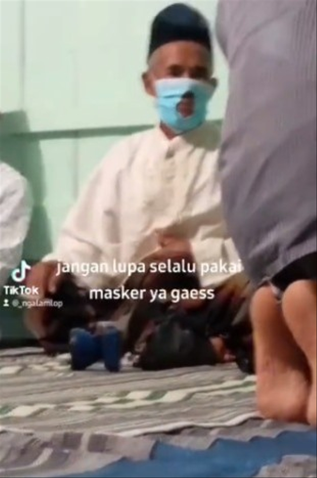 Viral seorang kakek diduga di Malang, Jawa Timur, lebih memilih lubangi masker ketimbang melepas agar bisa merokok. (Foto: Instagram/@ngalamlop)  