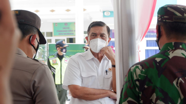 Menko Maritim dan Investasi, Luhut Binsar Pandjaitan saat di Shelter Rusun Bener, Kota Yogyakarta, Jumat (6/8). Foto: Arfiansyah Panji Purnandaru/kumparan