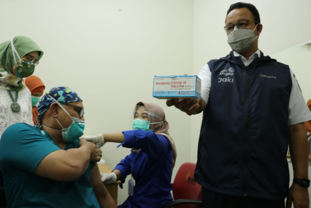 Anies Baswedan meninjau langsung vaksinasi bagi tenaga kesehatan di RSUD Tarakan Foto: Pemprov DKI Jakarta
