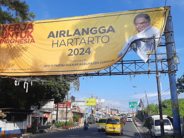 Billboard Airlangga Hartarto di Cipanas, Cianjur. Foto: Muhammad Iqbal/kumparan