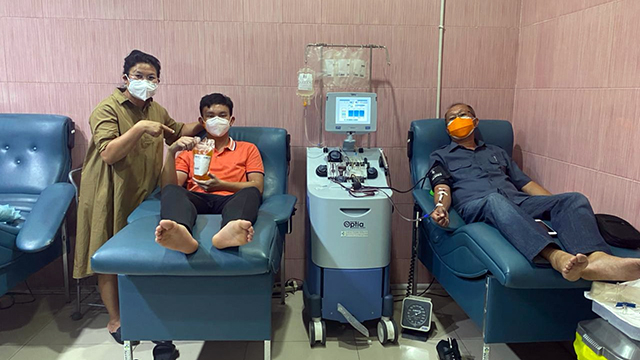 Bupati Kabupaten Sitaro, Evangelian Sasingen bersama dengan suami dan anaknya, menjalani proses untuk donor darah konvalesen, yang akan diberikan untuk pasien COVID-19