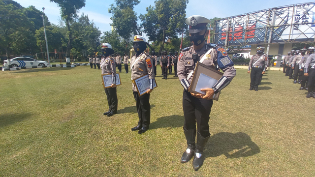 Bripka Arif Setiawan dan dua polisi lain di Polresta Solo memperoleh penghargaan.