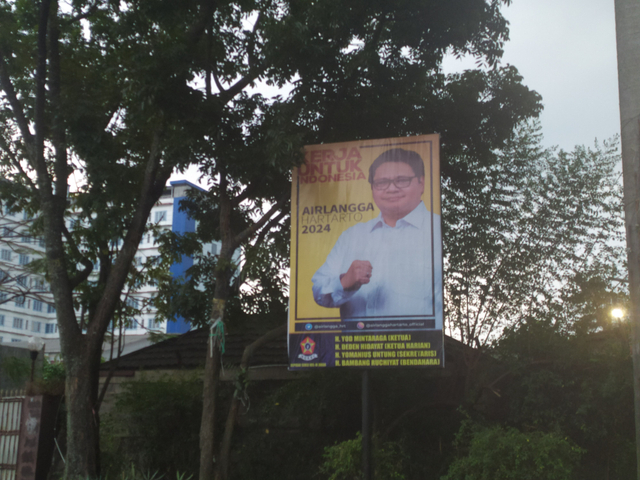 Baliho Ketum Golkar Airlangga di Kota Bandung. Foto: Rachmadi Rasyad/kumparan