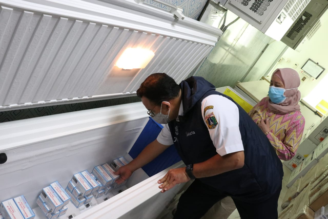Anies Baswedan meninjau lokasi gudang penyimpanan stok vaksin di Kantor Dinas Kesehatan Provinsi DKI Jakarta, Foto: Pemprov DKI Jakarta