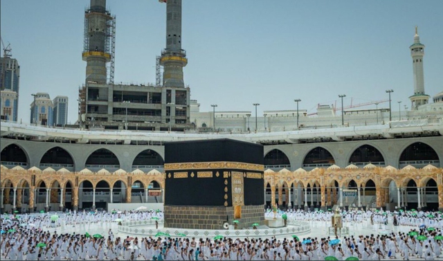 Suasana Tawaf oleh jemaah umrah di Masjidil Haram pada Jumat (6/8/2021) siang. Foto: Dok.  gph.gov.sa