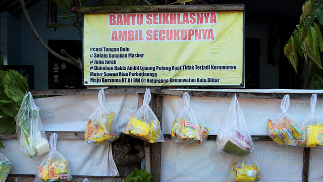 Paket bahan makanan mentah yang disiapkan pada lapak di pinggir jalan yang rutin dilakukan setiap hari Jumat di Jalan Nias, Kota Blitar, Jawa Timur. Foto: Irfan Anshori/Antara Foto