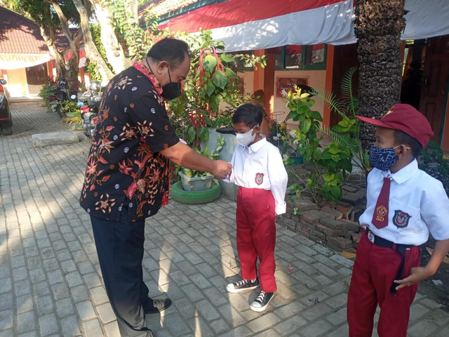 517 Pelajar SD di Indramayu Peroleh Kartu Identitas Anak (13456)