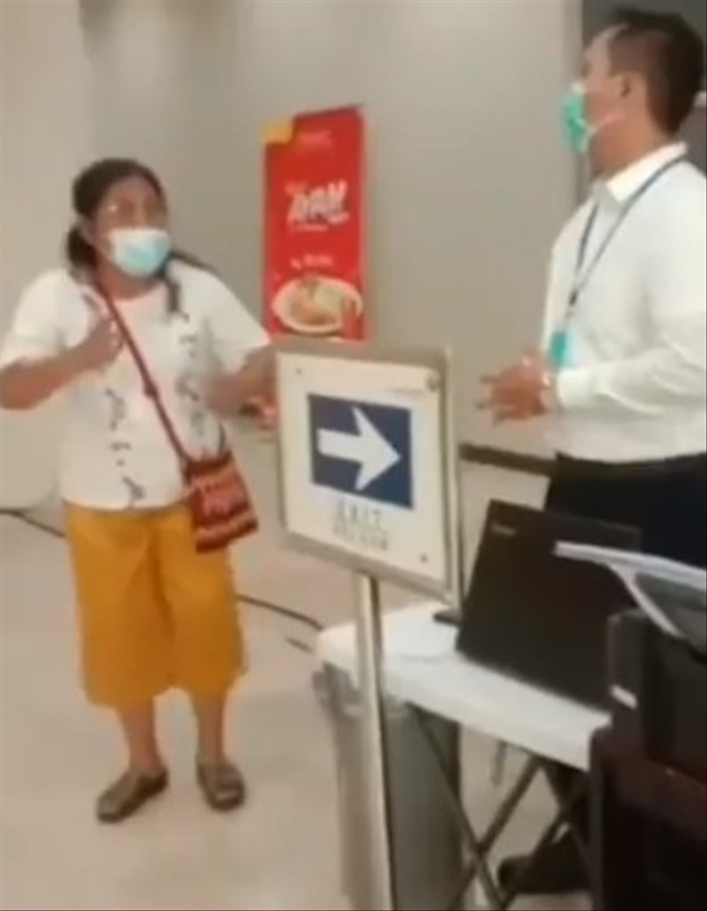 Viral emak-emak di Bandara Kualanamu, Deliserdang, Sumatera Utara, ngamuk karena hasil tes PCR positif COVID-19. (Foto: Instagram/@masawan.real)