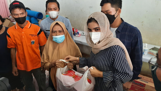 Datangi Lokasi Pengungsian Korban Kebakaran di Tanah Abang, Ini Kata Ashanty (1)