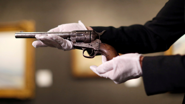 Pistol 'Billy the Kid' yang akan dilelang. Foto: REUTERS/Mario Anzuoni