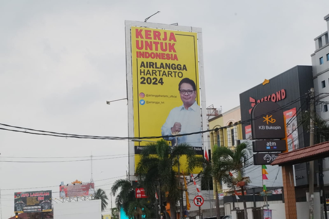 Baaliho Airlangga Hartarto di ruas kiri Jalan Teuku Umar Bandar Lampung, Jumat (6/8)| Foto: Sidik Aryono/Lampung Geh