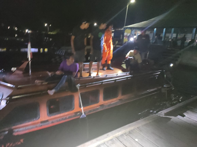 Proses evakuasi kecelakaan speedboat di Halmahera Selatan. Foto: Istimewa