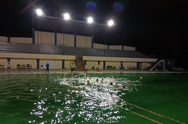 Latihan para atlet polo air di Kolam Telago Ratu Kota Baru. (Foto: Jambikita.id)