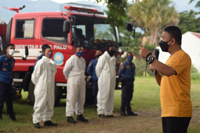 Wali Kota Palu Hadianto Rasyid saat memberikan arahan kepada petugas penyemprotan disinfektan di Palu. Foto: Humas Pemkot Palu