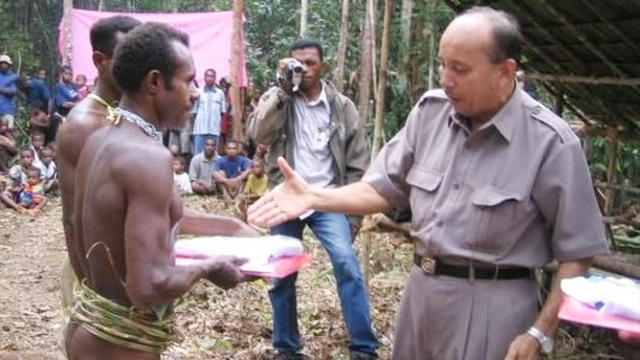 Dokter Tigor SIlaban saat bersama warga di pedalaman Papua. (Dok Facebook pribadi)  