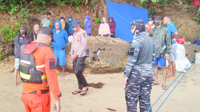 14 penumpang di dalam long boat yangs empat dikabarkan hilang ditemukan di daratan Pulai Mandais, Kabupaten Kaimana. (Dok SAR Timika)