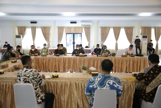 Gubernur Lampung gelar rapat koordinasi jelang kunjungan Menteri BUMN dan Menteri Agama RI untuk meninjau perkembangan wisma haji sebagai RS Darurat COVID-19, Sabtu (7/8) | Foto : Adpim Pemprov Lampung