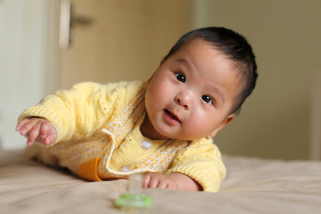 Ilustrasi bayi mengangkat kepala. Foto: Shutter Stock
