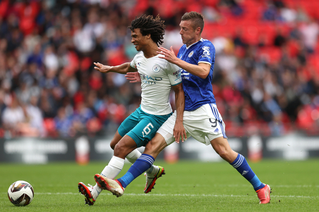 Pemain Manchester City Nathan Ake (kiri) berebut bola dengan pemain Leicester City Jamie Vardy di Stadion Wembley di London, Inggris, Sabtu(7/8). Foto:  Catherine Ivill/Getty Images