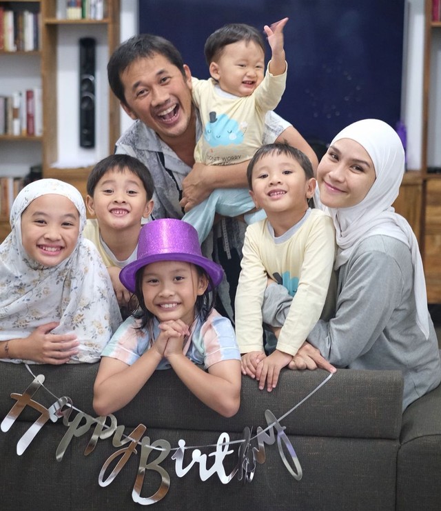 Zaskia Adya Mecca dan keluarga. Foto: Instagram/@zaskiadyamecca
