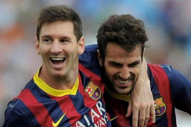 Cesc Fabregas dan Lionel Messi. Foto: Twitter/@cesc4official