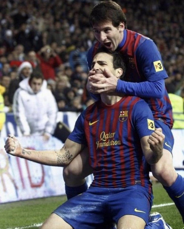Cesc Fabregas dan Lionel Messi. Foto: Twitter/@cesc4official