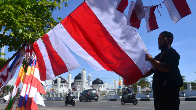 Pedagang berjualan bendera dan pernak-pernik HUT RI di kawasan Masjid Raya Baiturrahman, Banda Aceh, Aceh, Sabtu (7/8/2021). Foto: Ampelsa/ANTARA FOTO