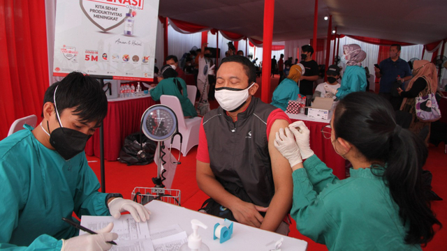Warga DKI Jakarta mengikuti proses vaksinasi pada kegiatan Sentra Vaksinasi Bank DKI dosis ke 2 yang diadakan di Kantor Layanan Bank DKI Juanda, Jakarta Pusat (08/08). Foto: Bank DKI