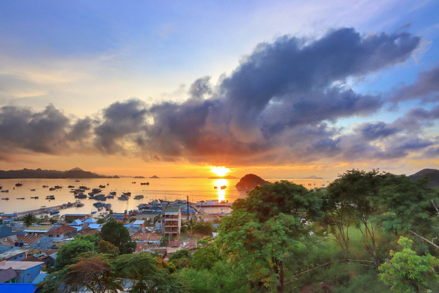 Menikmati sunset dari puncak Waringin Labuan Bajo, Manggarai Barat. Foto : Engkos Pahing