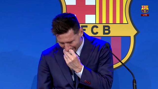 Lionel Messi menangis saat memberikan keterangan pers. Foto: YouTube FC Barcelona