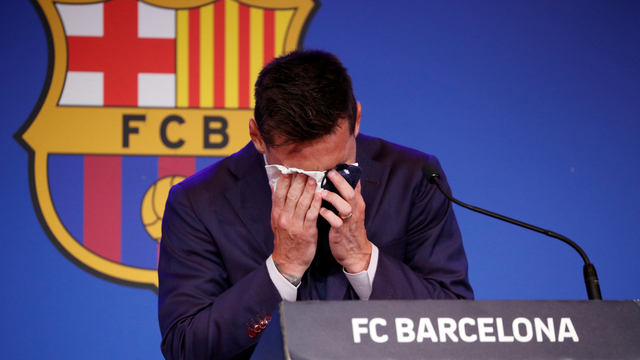 Lionel Messi menangis saat konferensi pers di Camp Nou, Barcelona, Spanyol, Minggu (8/8). Foto: Albert Gea/REUTERS