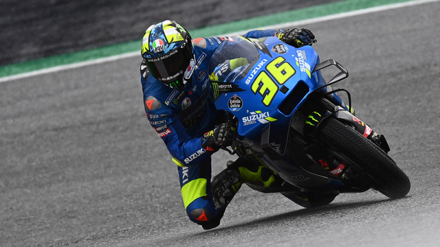 Pembalap Suzuki Spanyol Joan Mir mengemudikan motornya saat sesi latihan bebas kedua jelang Styrian MotoGP di trek balap Red Bull Ring di Spielberg, Austria pada 6 Agustus 2021. Foto: Joe Klamar/AFP