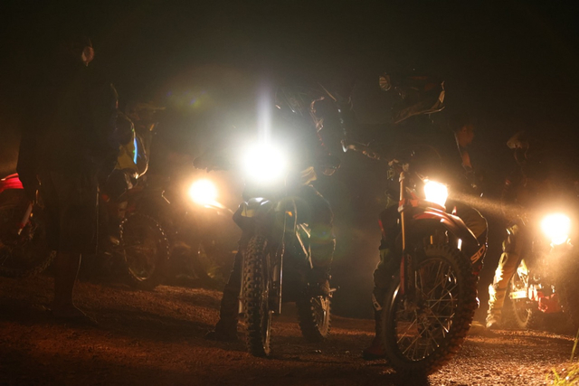 Para rider peserta Aceh Night Trail Adventure yang digagas Komunitas Cahroad pada Sabtu (7/8) malam. Foto: Abdul Hadi/acehkini