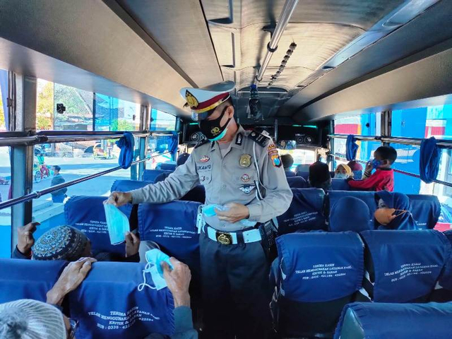 Polisi Bagikan Masker dan Sosialisasi Vaksin di Terminal Situbondo