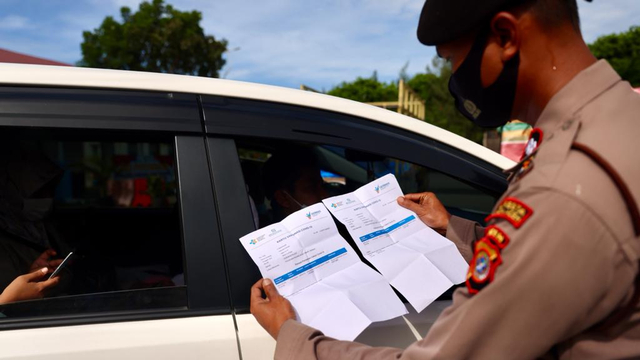 Pemeriksaan surat vaksinasi di Pos Penyekatan Ulee Lheu, Banda Aceh. Foto: Suparta/acehkini