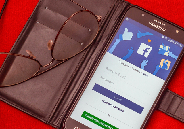 Ilustrasi Facebook di smartphone. Foto: Anderson Guerra via Pexels