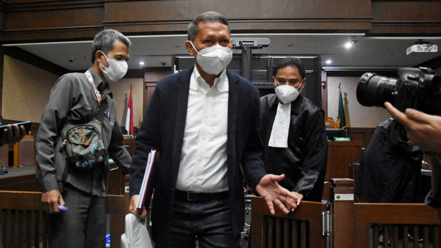 Terdakwa mantan Direktur Utama PT Pelindo II Richard Joost Lino berjalan meninggalkan ruangan usai sidang perdana di Pengadilan Tipikor, Jakarta, Senin (9/8/2021). Foto: Indrianto Eko Suwarso/ANTARA FOTO