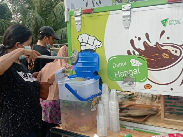 Dapur Keliling cukup membantu warga yang mengantri untuk mendapatkan vaksinasi di Tambora, Jakarta (Minggu, 08/08). Dok Dompet Dhuafa.