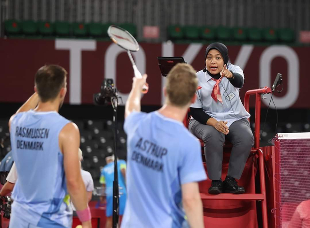Qomarul Lailah saat jadi wasit pertandingan badminton di Olimpiade Tokyo 2020. Foto: Istimewa