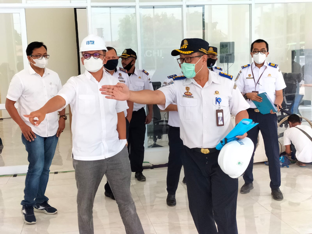 Kunjungan Anggota Komisi V DPR RI Bambang Hermanto di Terminal A Harjamukti Cirebon.(Juan)
