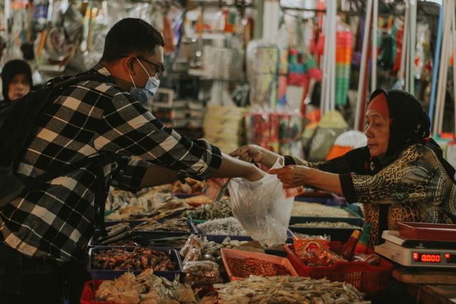 Transaksi Jual-Beli di Pasar Tradisional yang Menurun karena PPKM (unsplash.com)