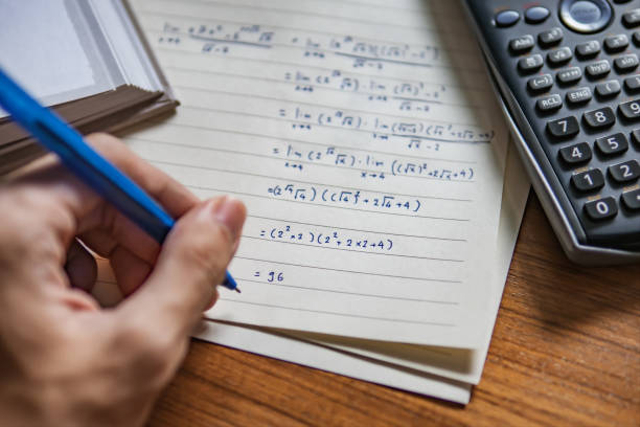 Ilustrasi mengerjakan soal matematika tentang perkalian. Foto: iStock