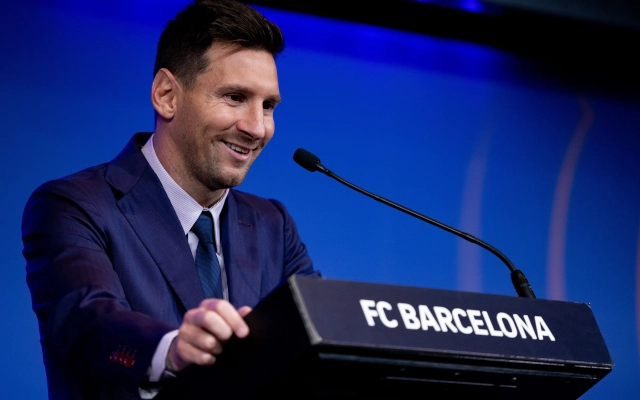 Lionel Messi Saat Konferensi Pers (8/8) (Sumber : fcbarcelona.com)