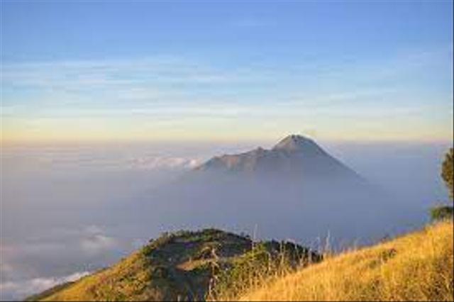 Bentang alam pulau Jawa tersebar mulai dari gunung hingga sungai. Foto: Pixabay