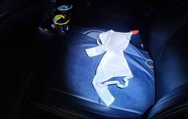 Sehelai pakaian dalam wanita jenis bra saat ditemukan di dalam mobil usai pasangan muda digerebek berduaan di dalam mobil. (FOTO: Ist).