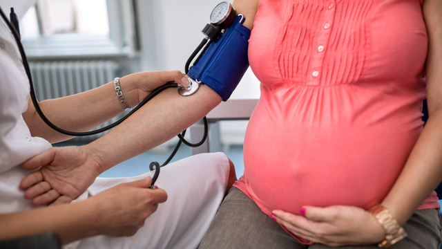 Ilustrasi periksa tekanan darah saat hamil. Foto: Shutter Stock