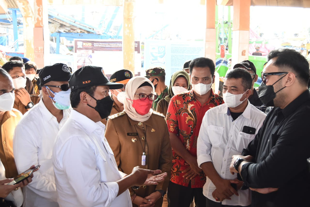 Menteri Kelautan dan Perikanan RI, Sakti Wahyu Trenggono bersama rombongan saat mengunjungi Pelabuhan Perikanan Pantai (PPP) Eretan di Kabupaten Indramayu, Jawa Barat, Senin (9/8/2021). FOTO: Istimewa/DISKOMNFO INDRAMAYU