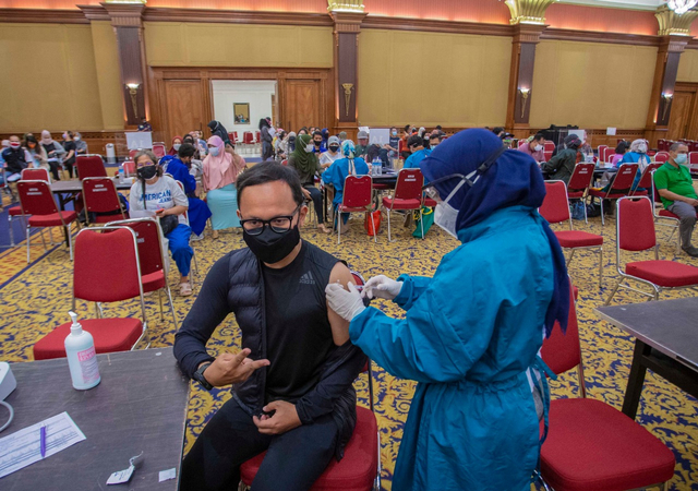 Wali Kota Bogor Bima Arya disuntik vaksin dosis kedua di Puri Begawan, Bogor Timur, Senin (9/8). Foto: Pemkot Bogor