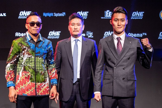 "The Terminator" Sunoto (kiri) mengenakan batik khas Jawa Tengah saat berlaga di Tokyo, Jepang, pada Oktober 2019 dalam salah satu ajang ONE Championship. Foto: ONE Championship
